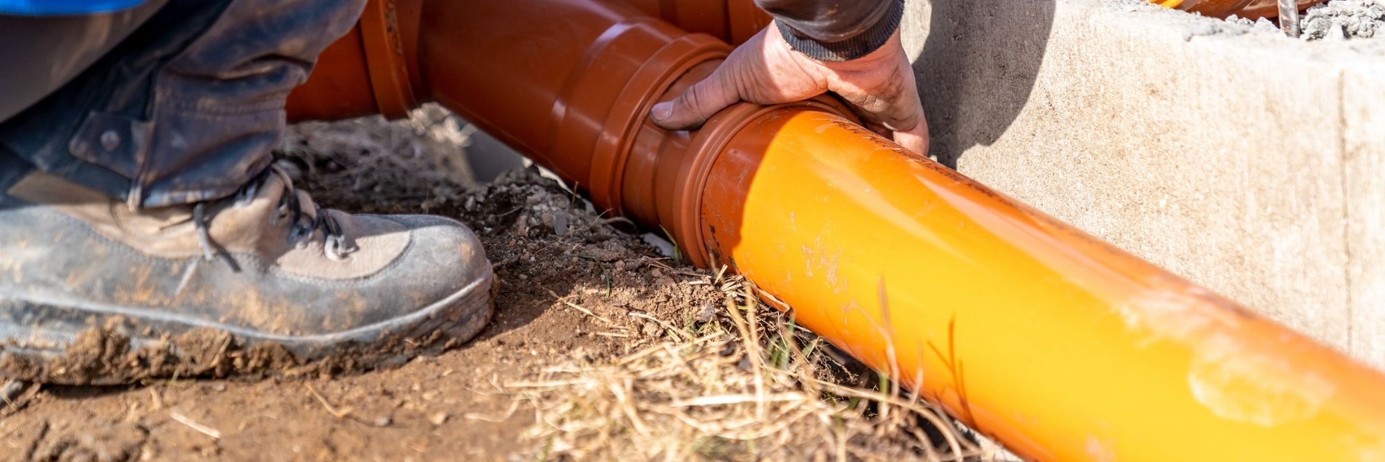Raccordement de canalisations d’eaux usées enterrées.