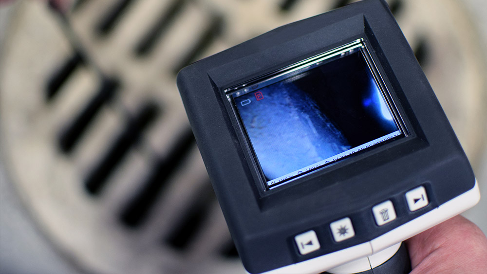 Gros plan sur un écran de caméra d’inspection montrant l’intérieur d’une canalisation.